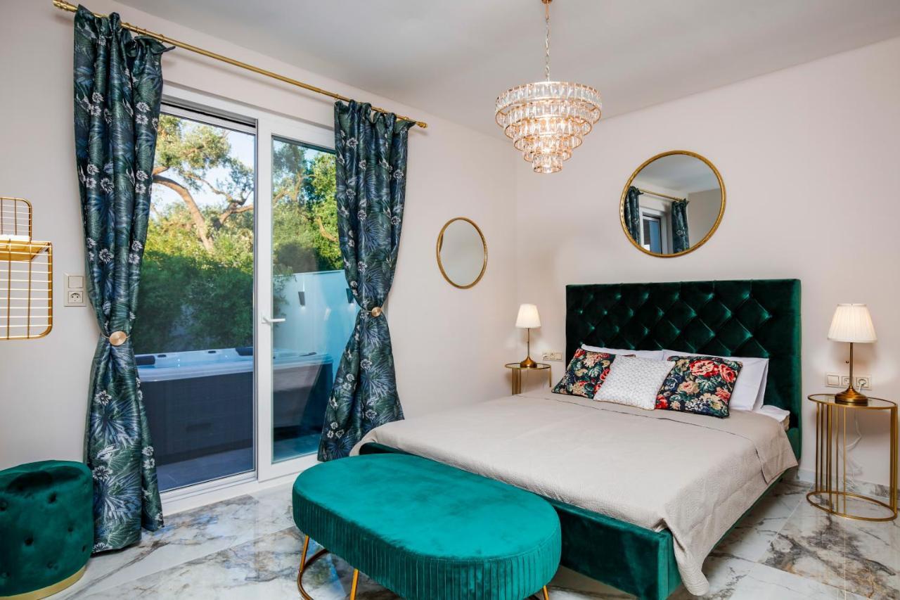 Jacuzzi Deluxe Villa Szkála Szotírosz Kültér fotó