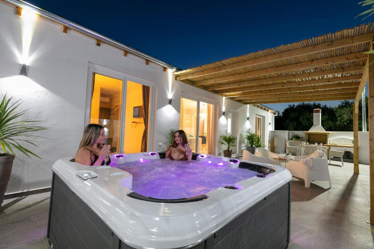 Jacuzzi Deluxe Villa Szkála Szotírosz Kültér fotó