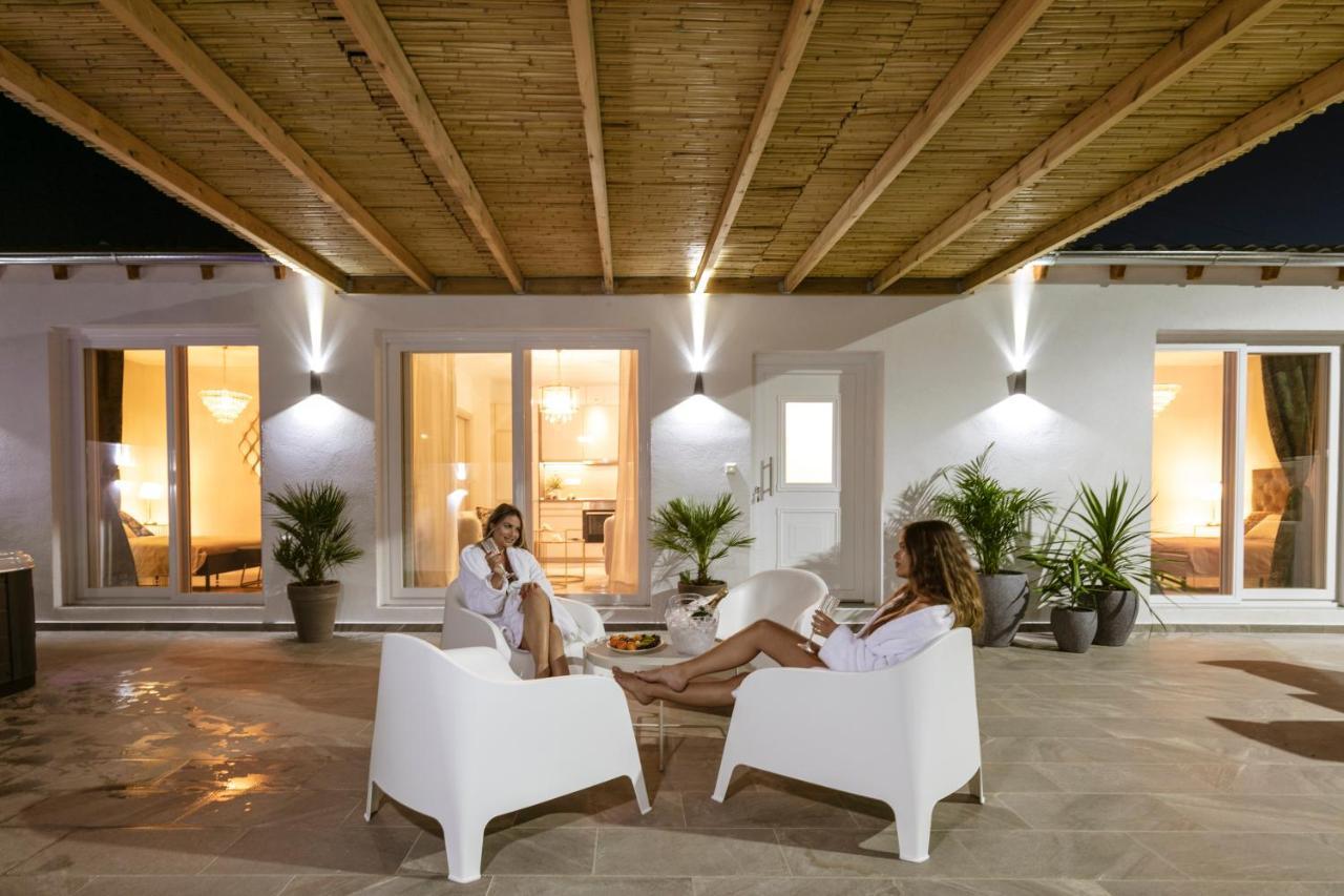 Jacuzzi Deluxe Villa Szkála Szotírosz Kültér fotó