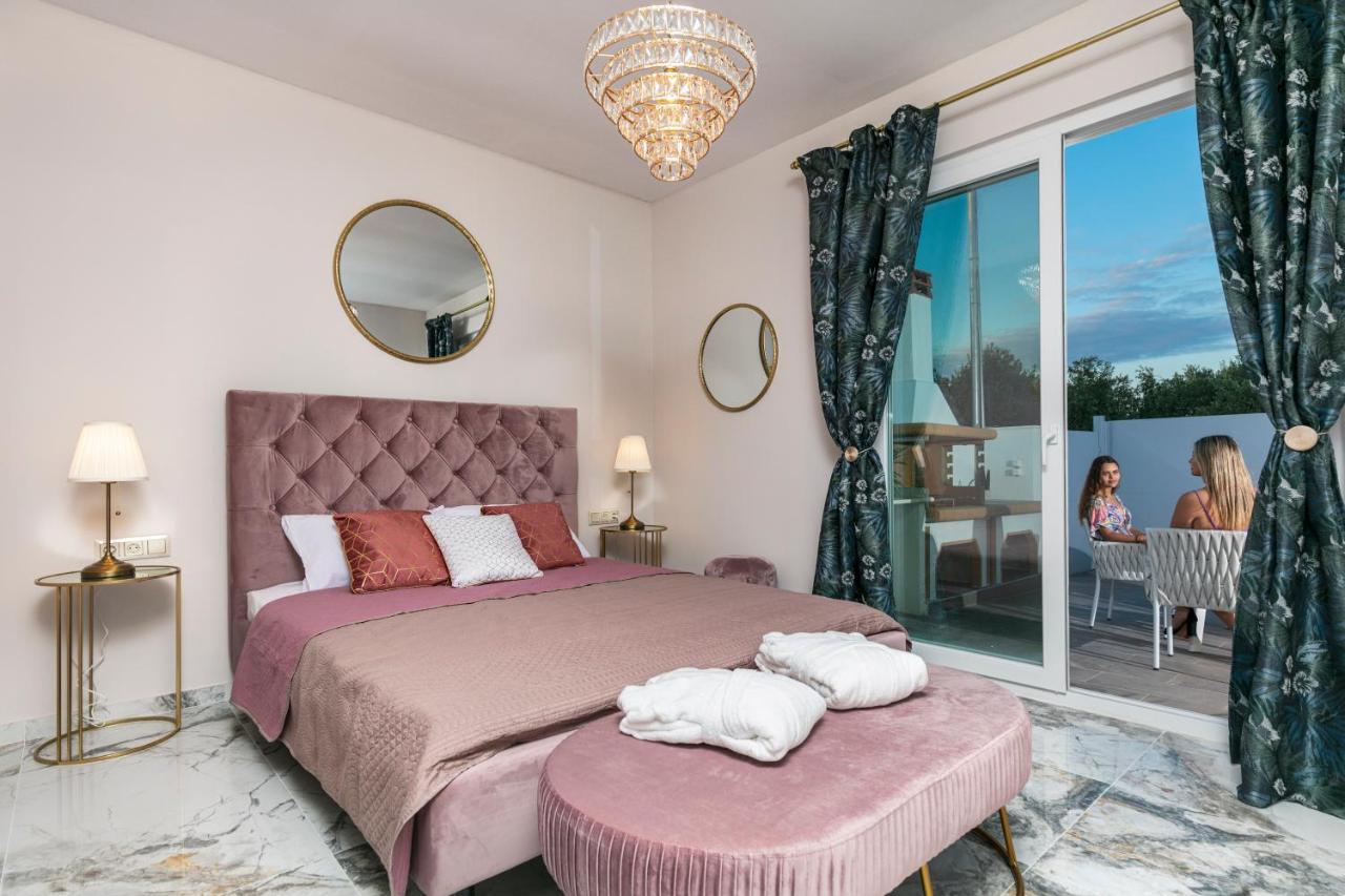 Jacuzzi Deluxe Villa Szkála Szotírosz Kültér fotó