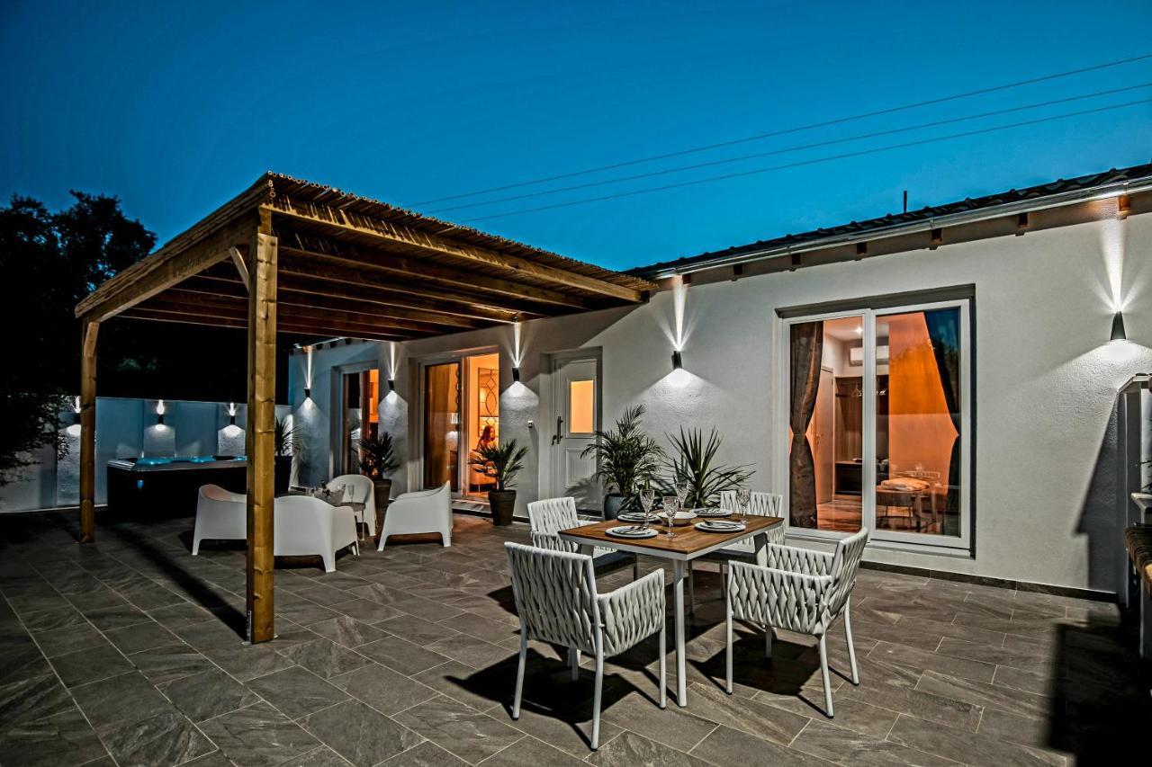 Jacuzzi Deluxe Villa Szkála Szotírosz Kültér fotó
