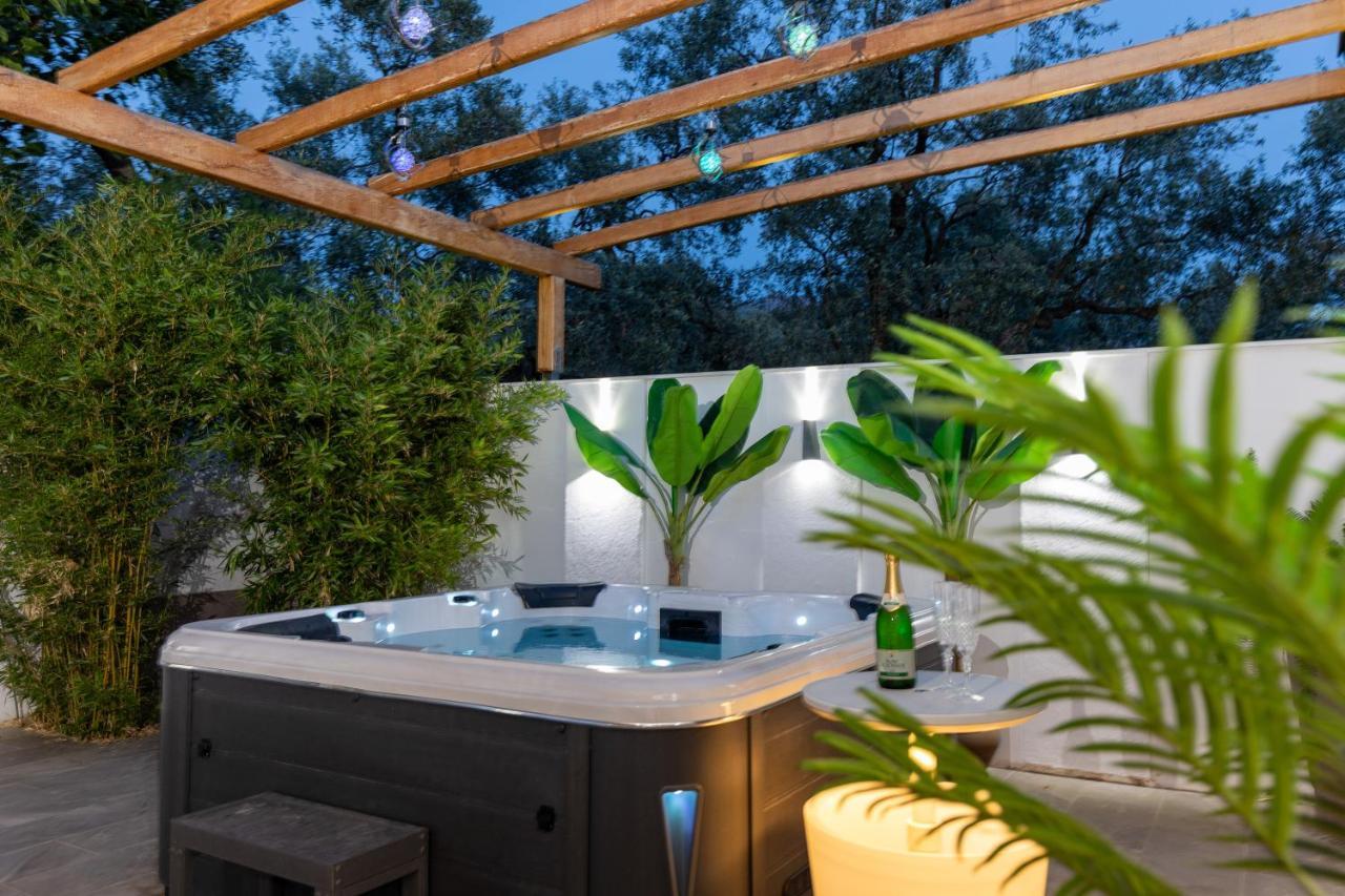 Jacuzzi Deluxe Villa Szkála Szotírosz Kültér fotó