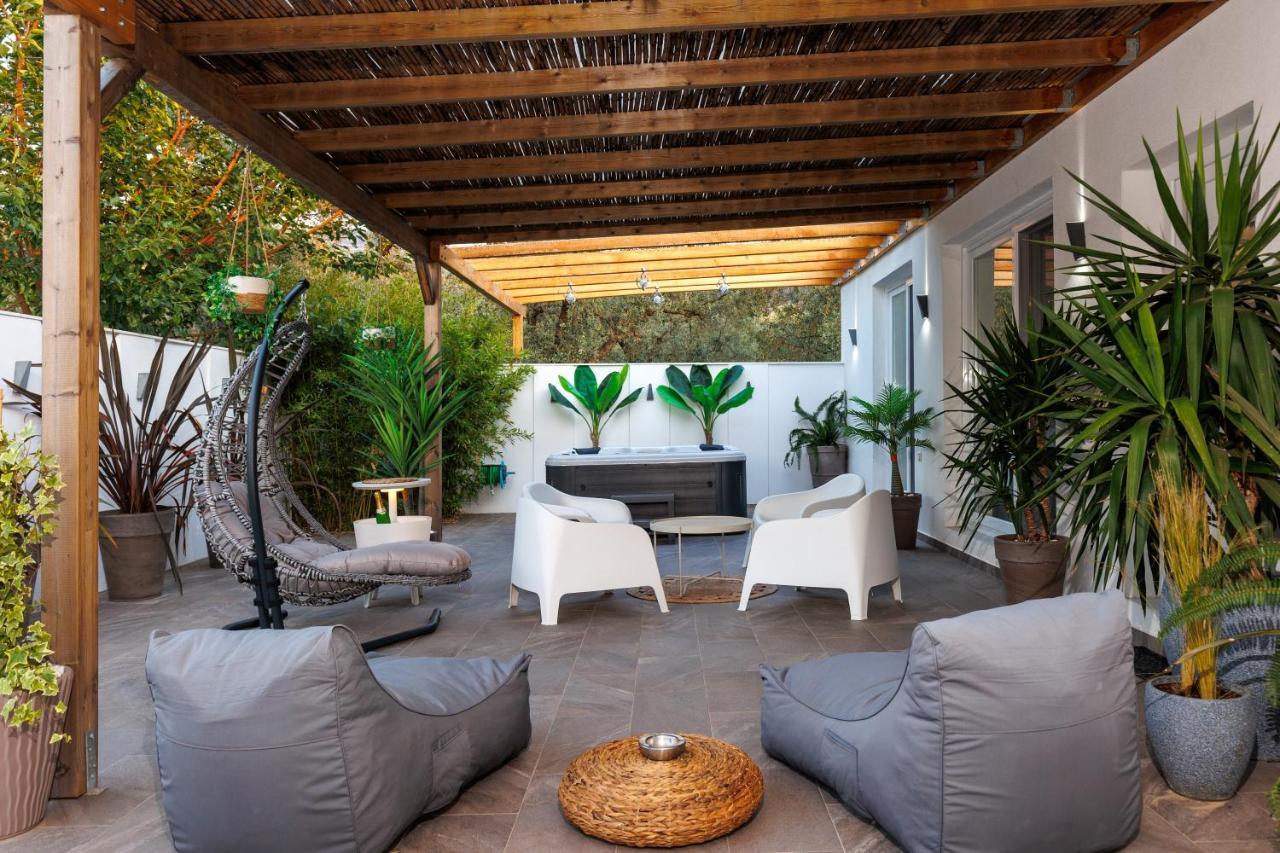 Jacuzzi Deluxe Villa Szkála Szotírosz Kültér fotó