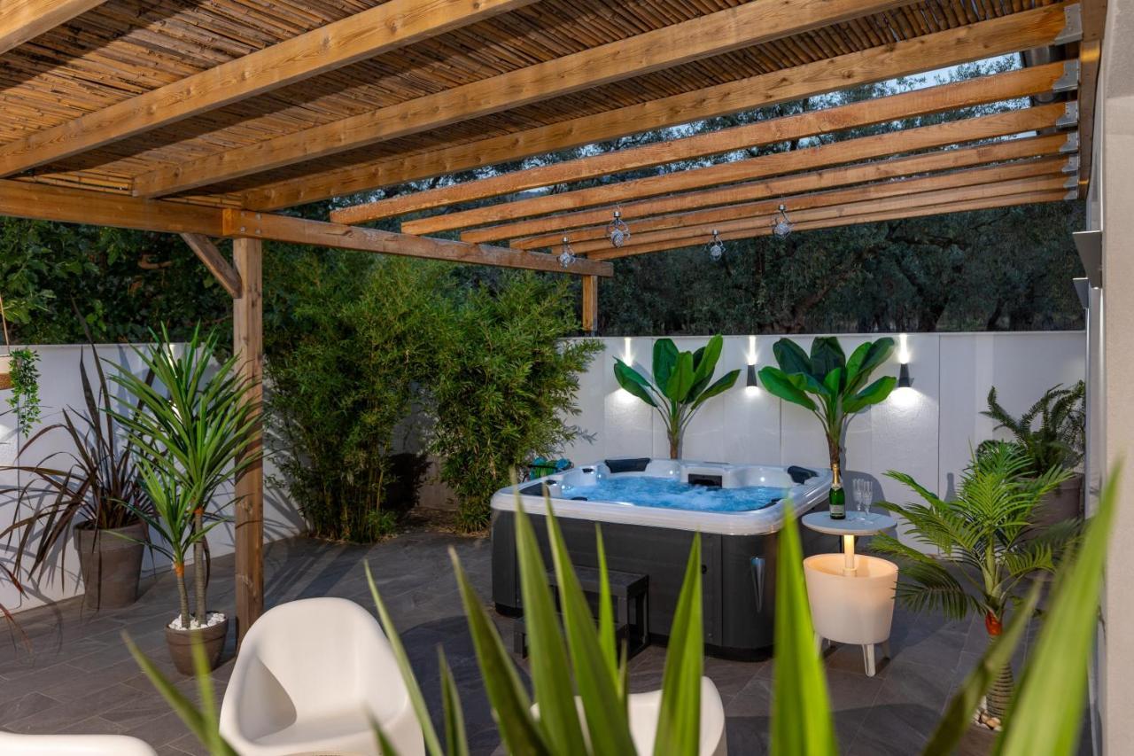 Jacuzzi Deluxe Villa Szkála Szotírosz Kültér fotó