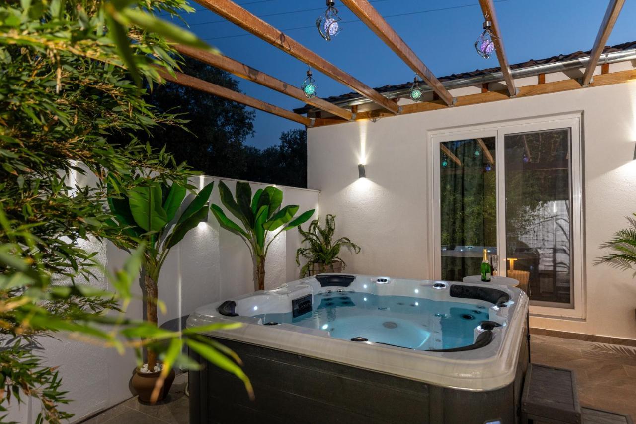 Jacuzzi Deluxe Villa Szkála Szotírosz Kültér fotó